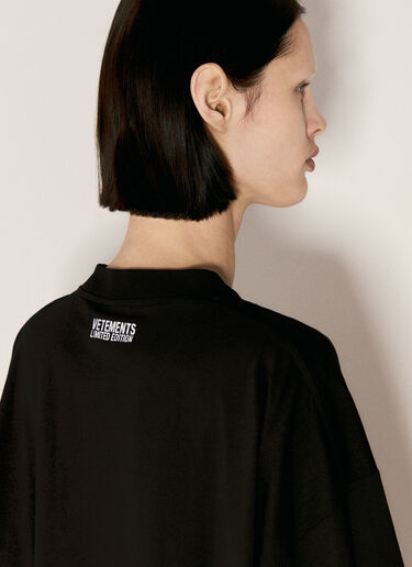 Embroidered Logo T-Shirt VETEMENTS Embroidered Logo T-Shirt Black vet0255017