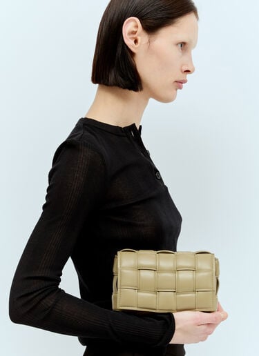 Bottega Veneta 패디드 카세트 스몰 숄더백 베이지 bov0251021