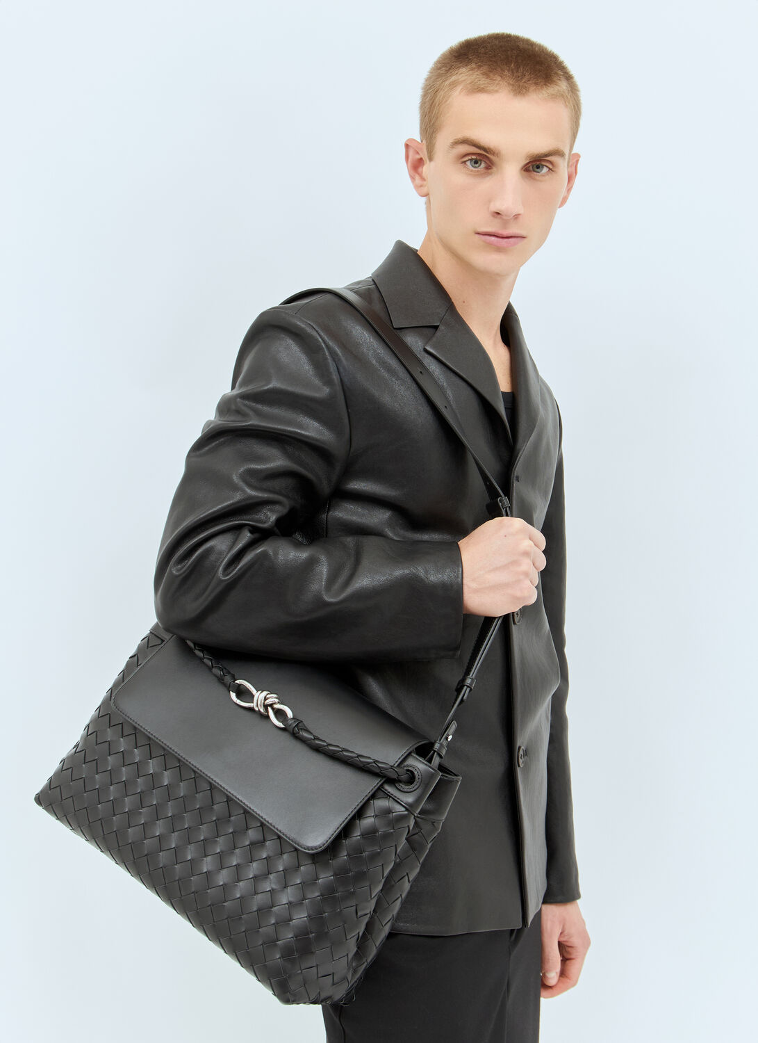 Bottega Veneta Medium Andiamo Messenger Bag In Black