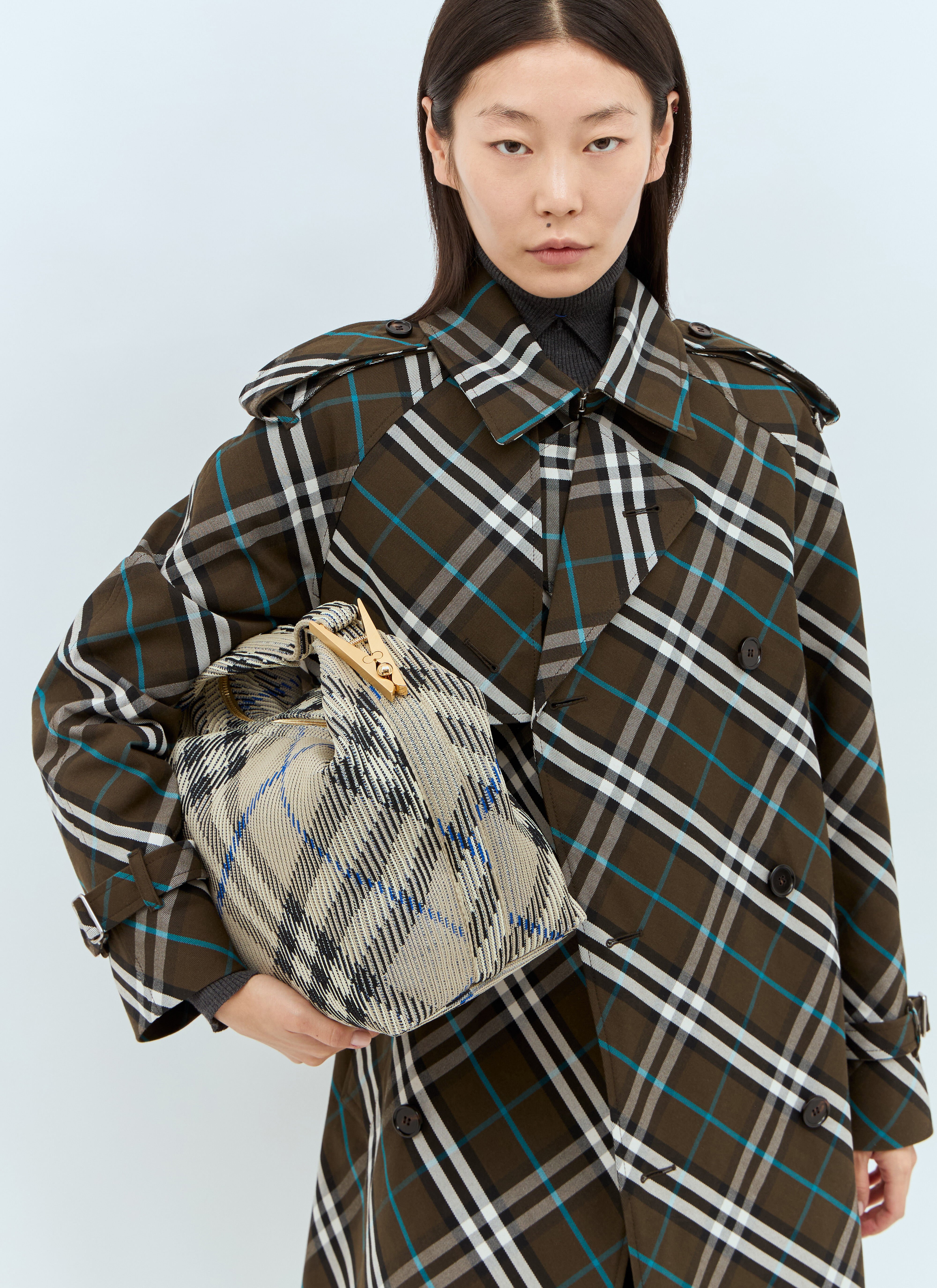 【関税&送料込】Burberry Peg Medium Technical Knit Handbag Burberry Medium Peg Duffle Handbag | lncc | REVERSIBLE