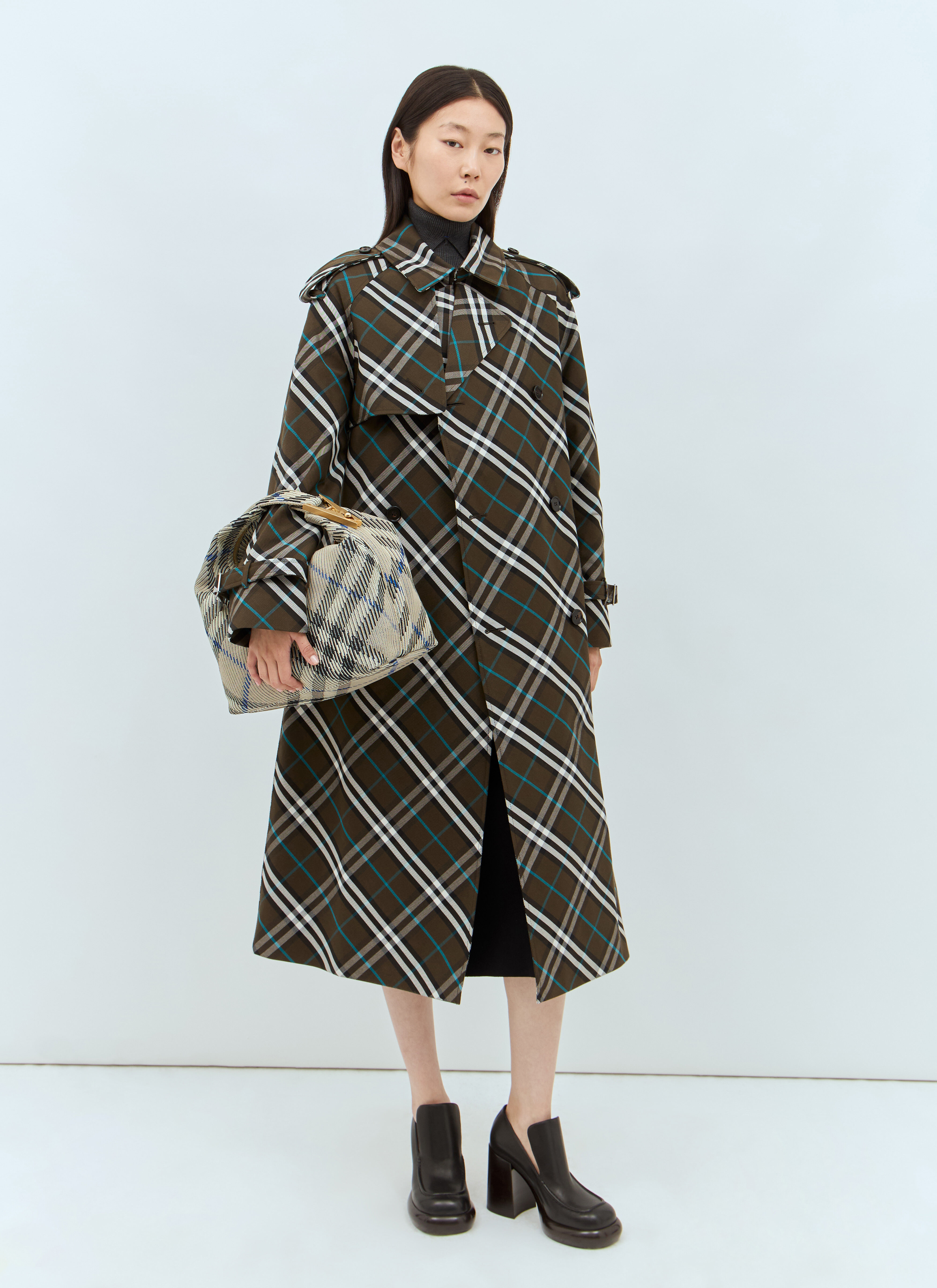 【送料&関税込】Burberry Embroidered Nylon Medium Peg Handba Burberry Medium Peg Duffle Handbag - Travel Bags - BeyondStyle