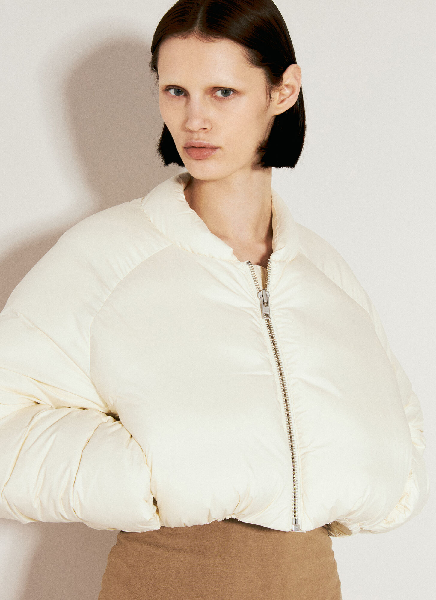 Entire Studios Pillow Cropped-daunenjacke In Cream