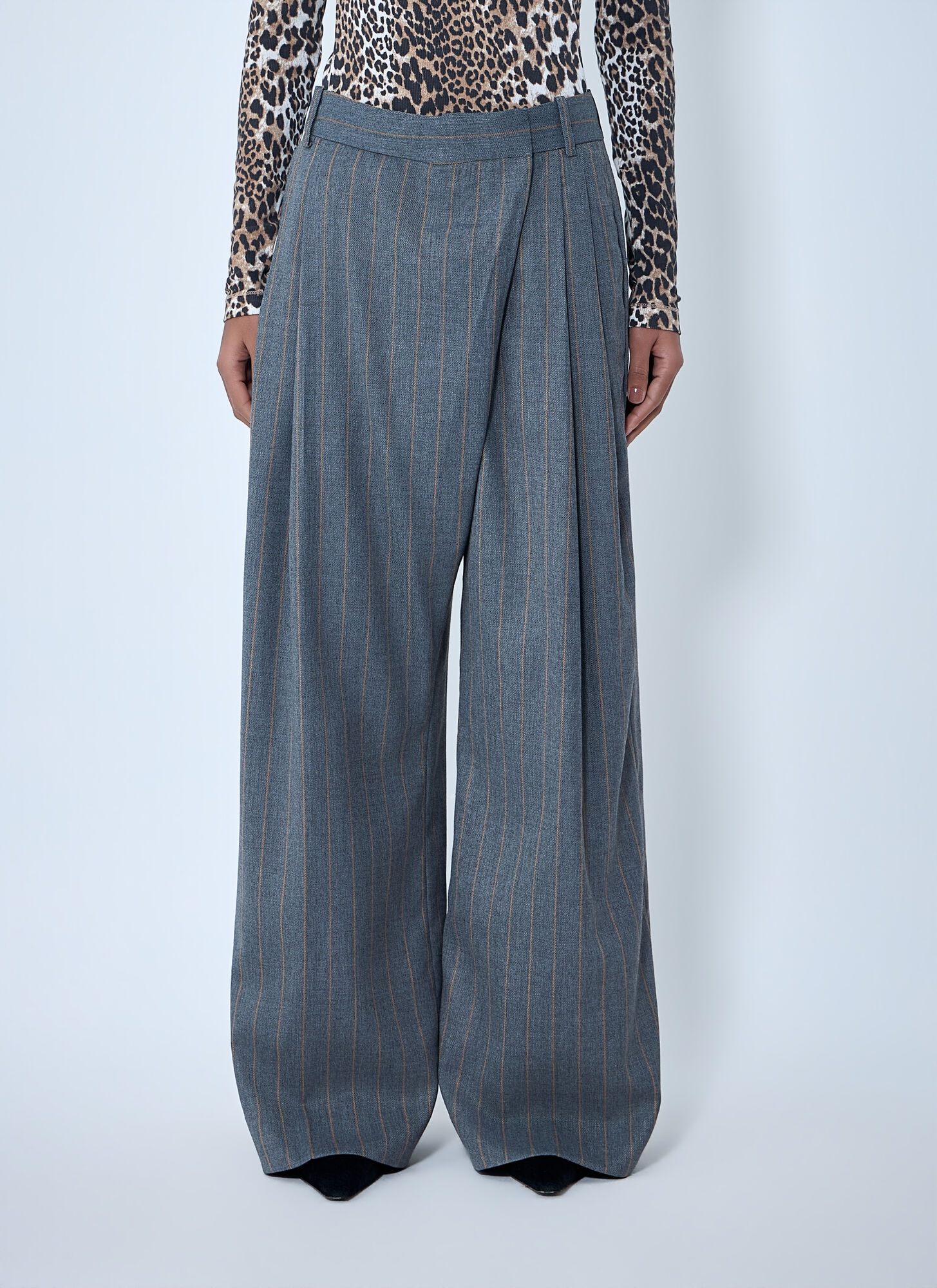 GANNI Wide-leg Pinstripe Pants - Woman Pants Light Grey Fr - 34　GANNI ワイドレッグ ピンストライプ パンツ - 女性パンツ ライトグレー Fr - 34 GANNI