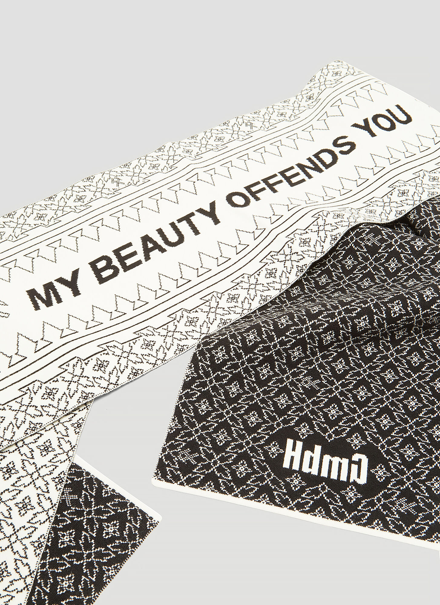  Gmbh Gmbh My Beauty Offends You Intarsia Knit Scarf -  Schals White One Size 