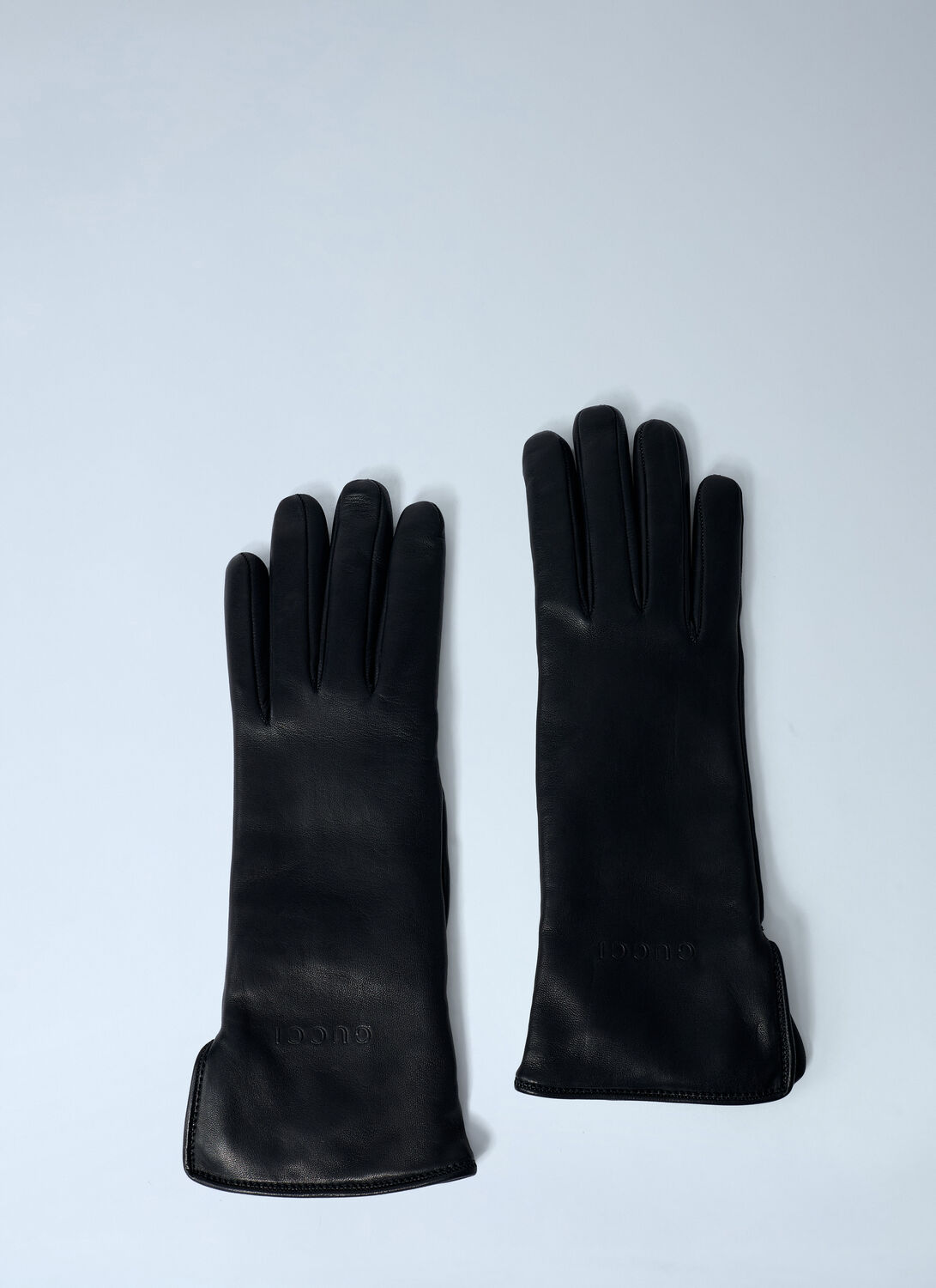 Gucci Logo Embossed Gloves In Black
