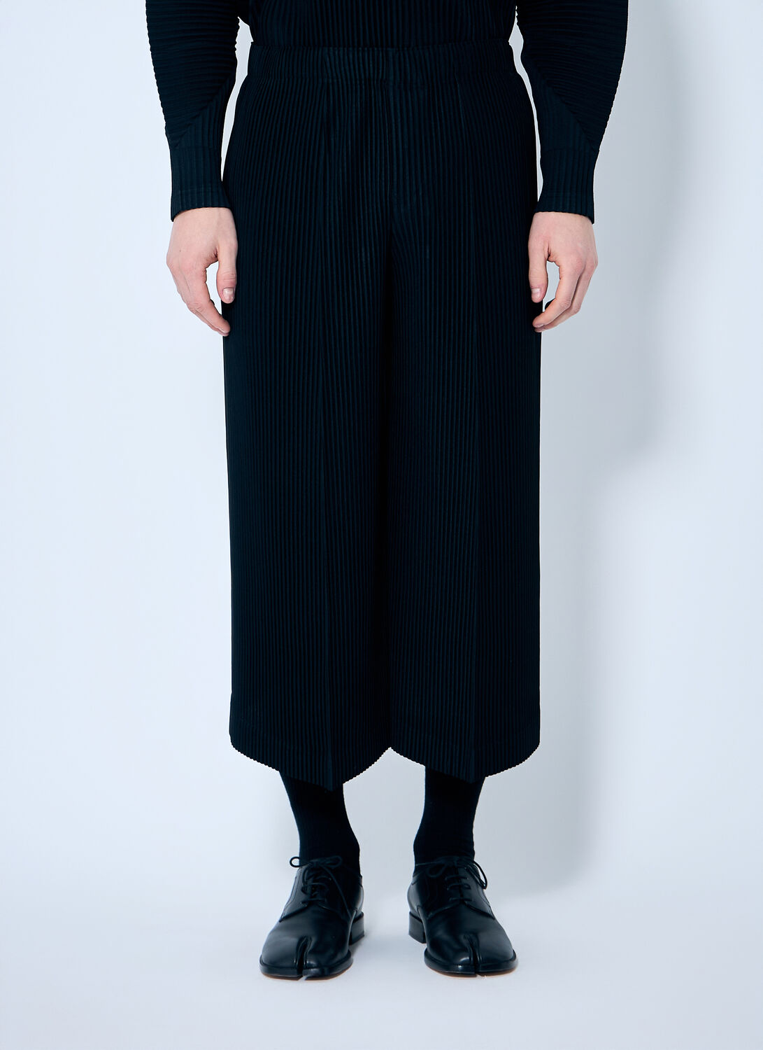 ISSEY MIYAKE CROPPED PLEATED PANTS