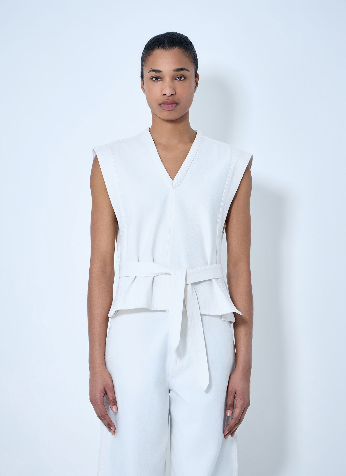 Lemaire Sleeveless V-neck Top With Belted Waist - Woman Tops White Fr - 36　Lemaire ベルト付きウエスト付きノースリーブ V ネック トップ - 女性トップス ホワイト Fr - 36 Lemaire