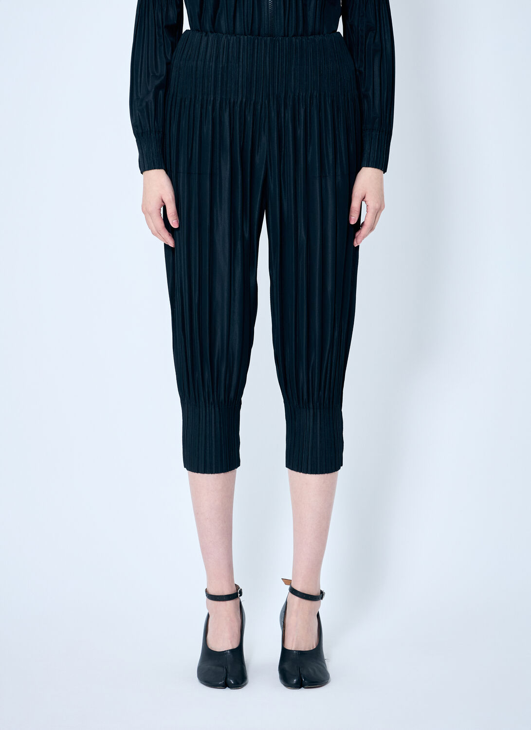 Issey Miyake Cropped Pleated Pants In Black
