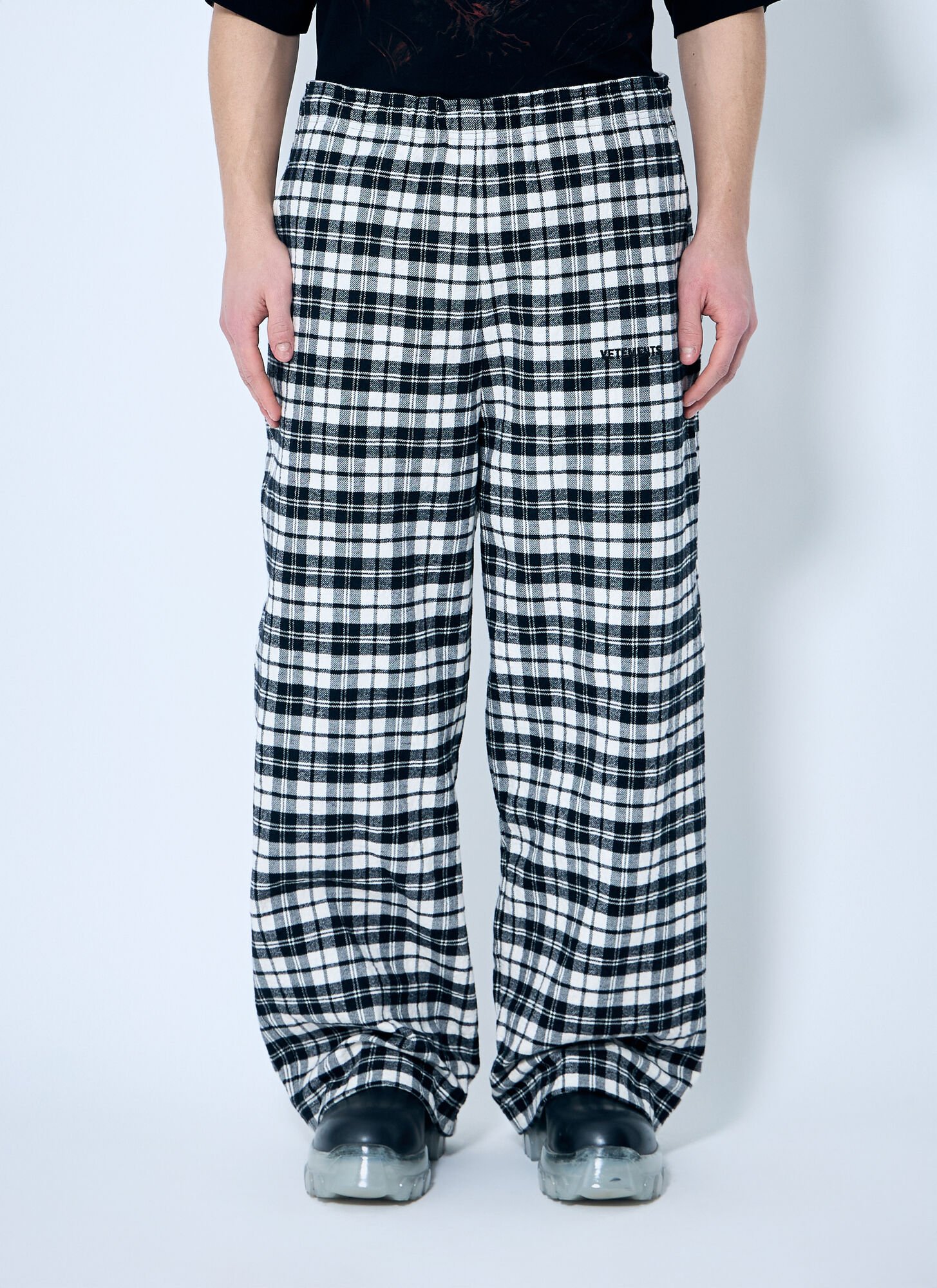 Vetements Men Metalized Wrinkled Pyjama Pants In Black