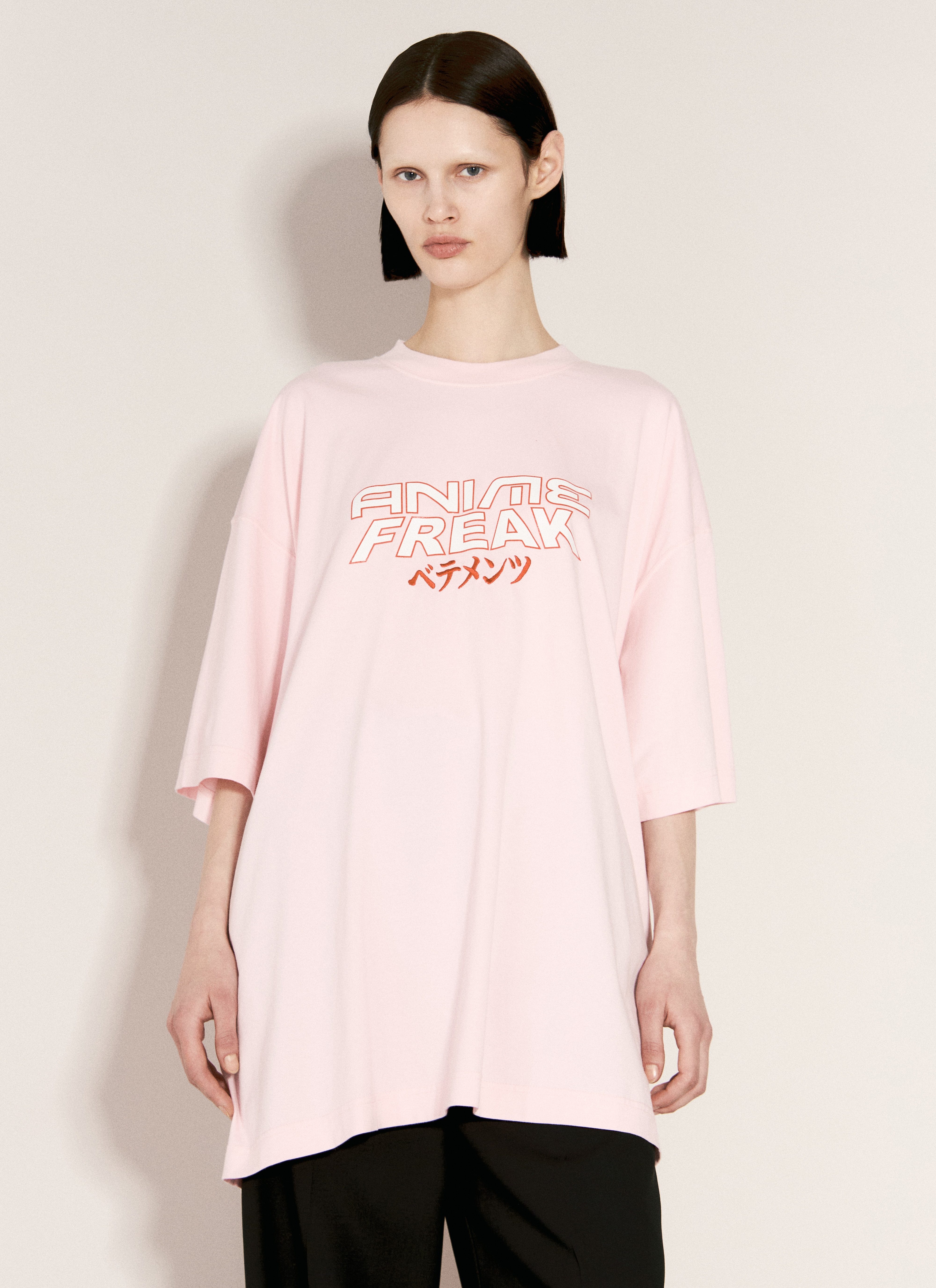 【関税込み】VETEMENTS ピンク Anime Freak Tシャツ vet0255002_pin_00.jpg