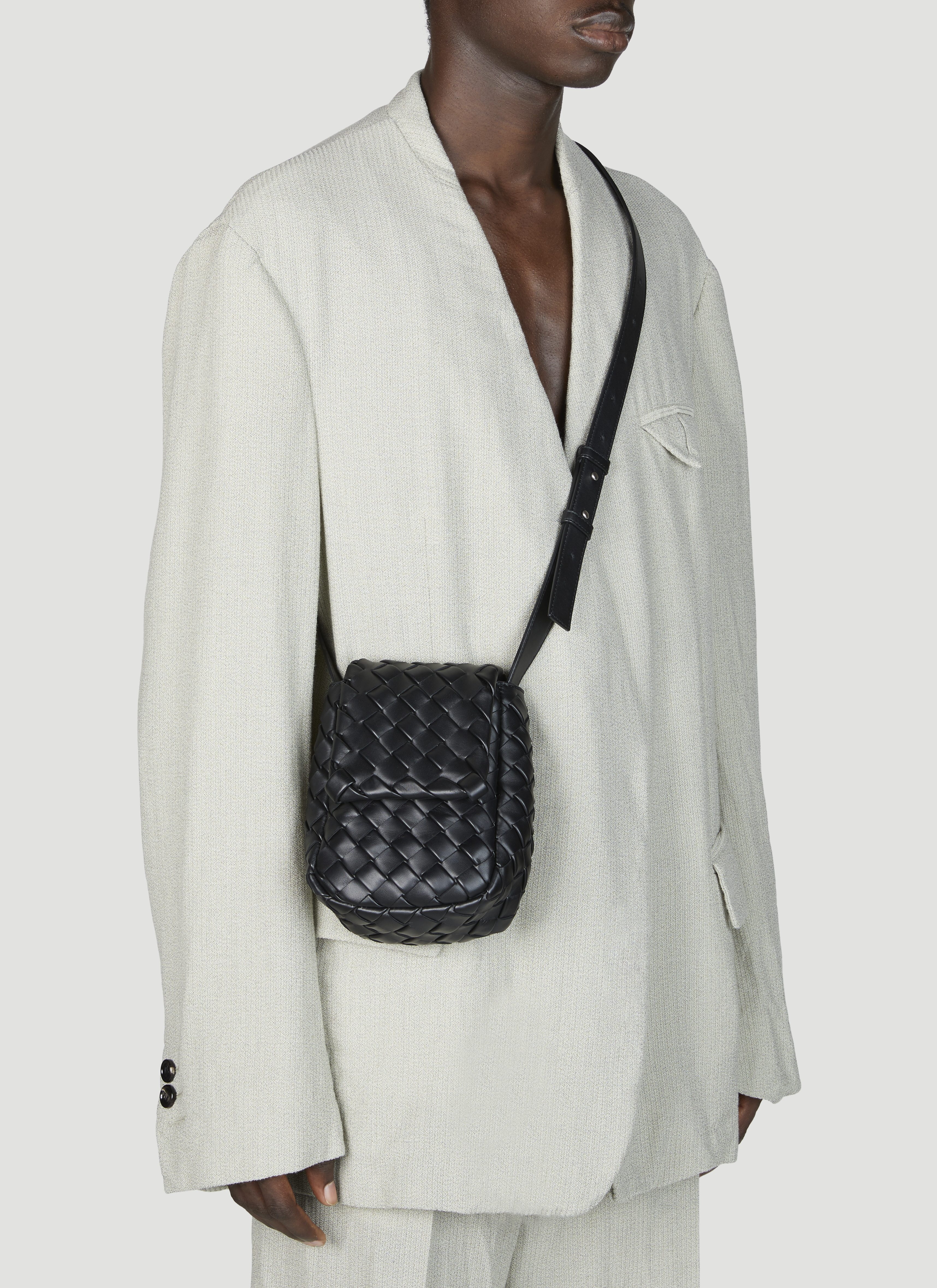 Bottega Veneta Mini Vertical Cobble Crossbody Bag en Black