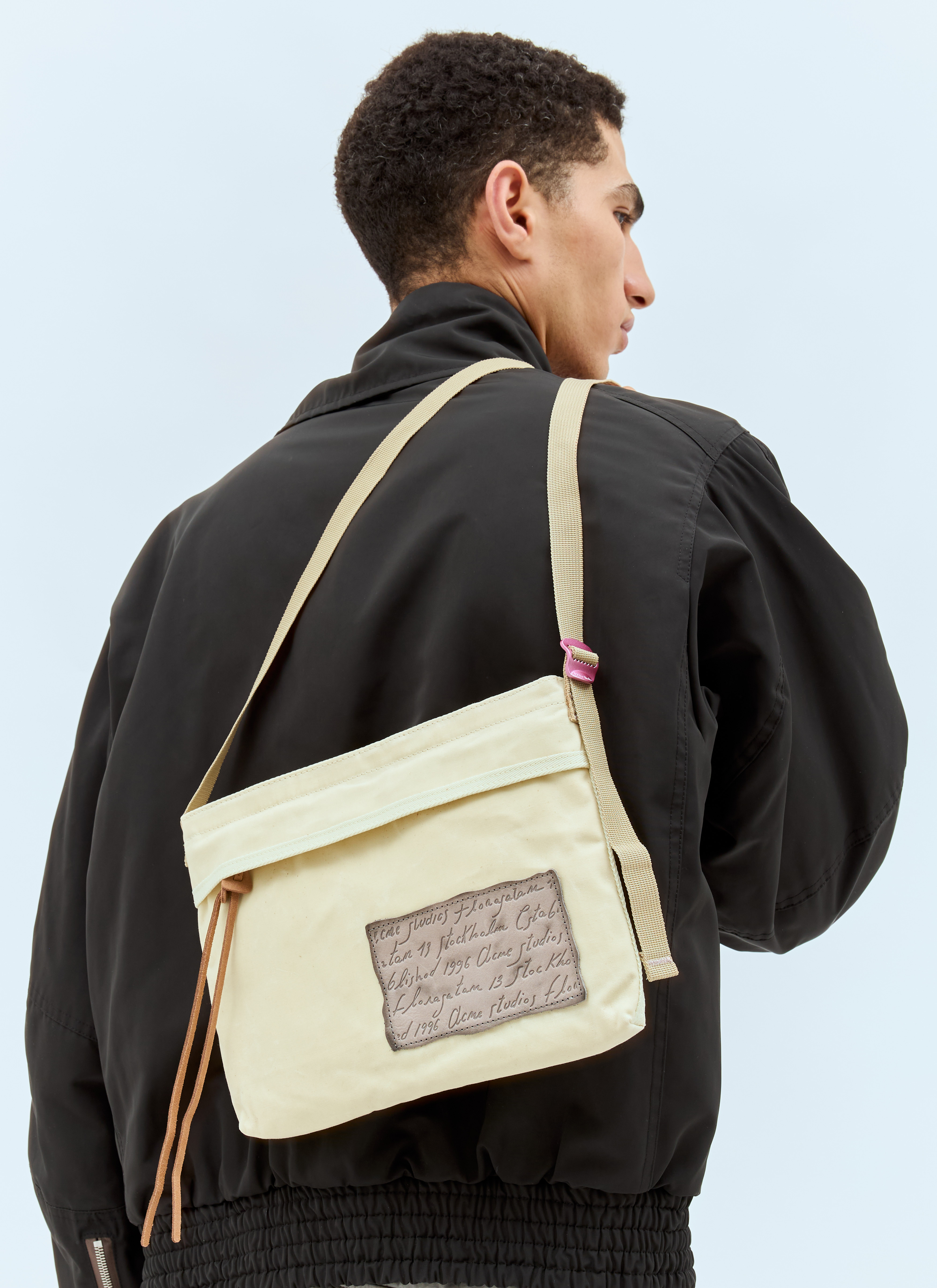 Acne Studios｜ (Mini Messenger Bag (C10181 BUL #2)) Acne Studios Mini Messenger Bag en Beige pour homme | LN-CC®