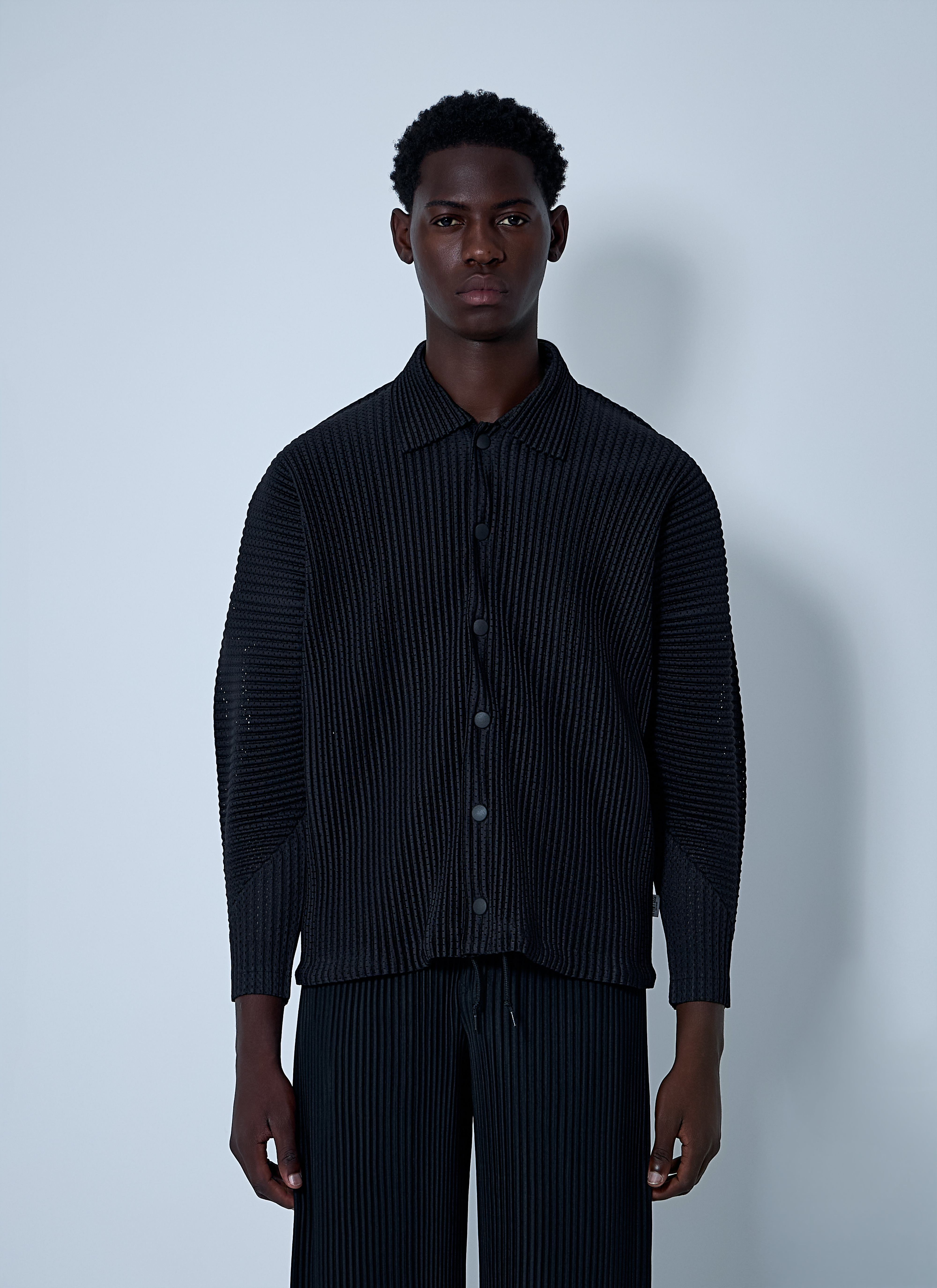 【美品】HOMME PLISSÉ ISSEY MIYAKE ブラックシャツ Homme Plisse' Issey Miyake men's shirt - Black | HP48JM118
