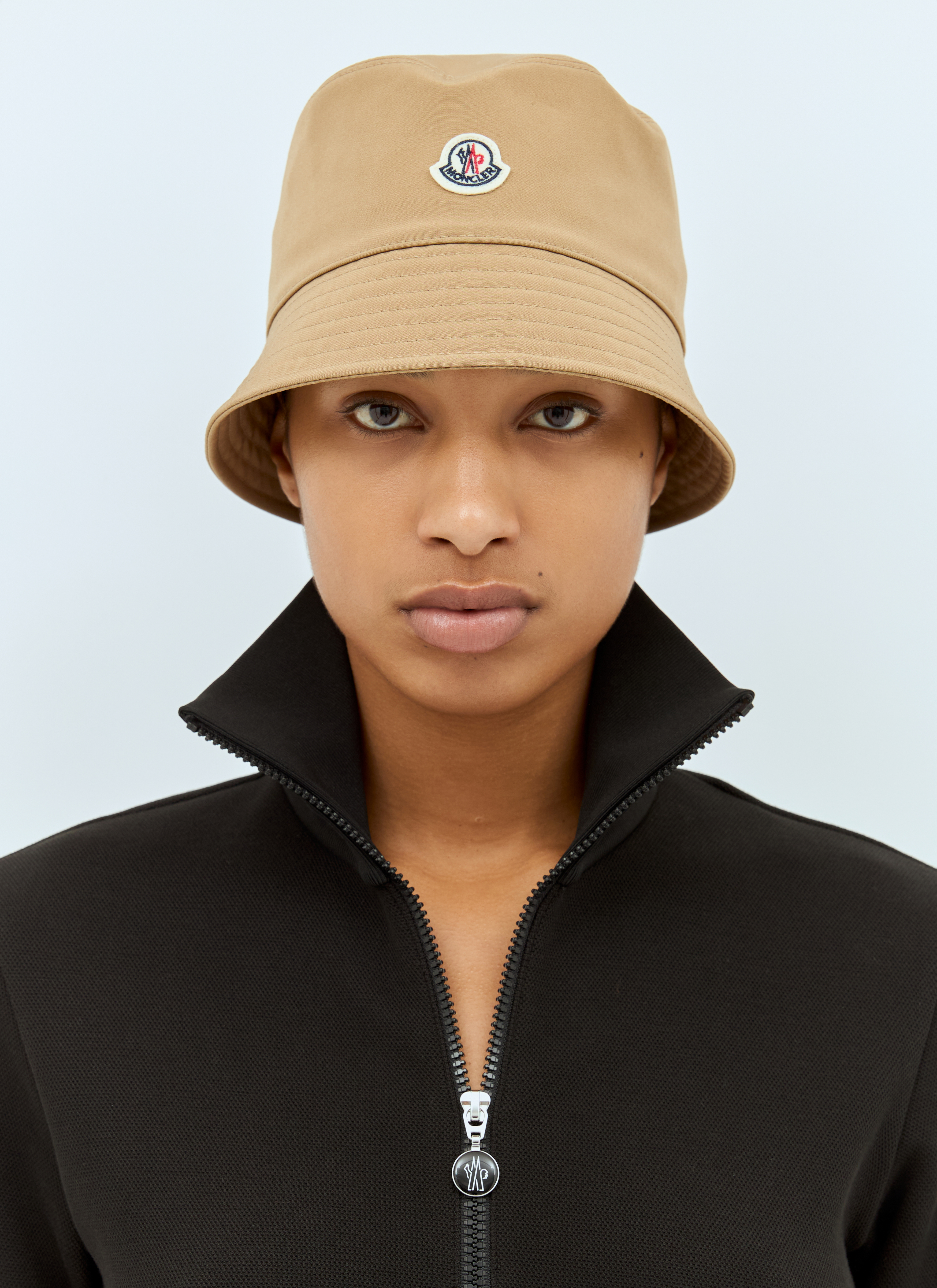 ハット MONCLER Woman Hat Beige K10983B0000104863 20D Moncler Women's' Logo Patch Bucket Hat in Beige | LN-CC®